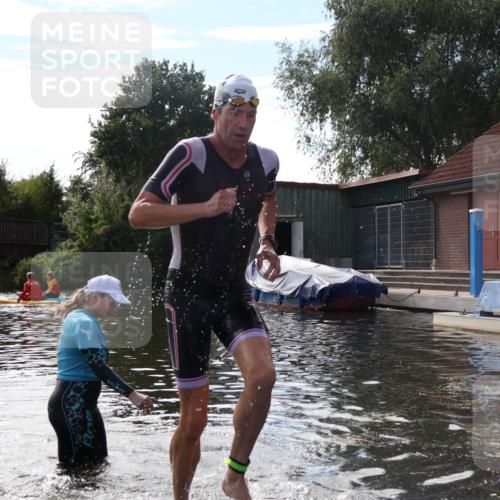 31.08.2025 - Elbe Triathlon Hamburg Luisa Fischer http://msf.ph/oto/8680738 31.08.2025 15:03:09 Schwimmen  meine-sportfotos.de