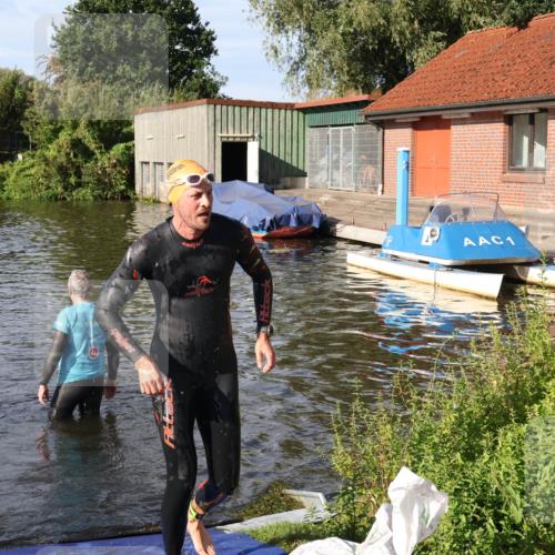 31.08.2025 - Elbe Triathlon Hamburg Luisa Fischer http://msf.ph/oto/8680750 31.08.2025 09:24:37 Schwimmen 677 meine-sportfotos.de