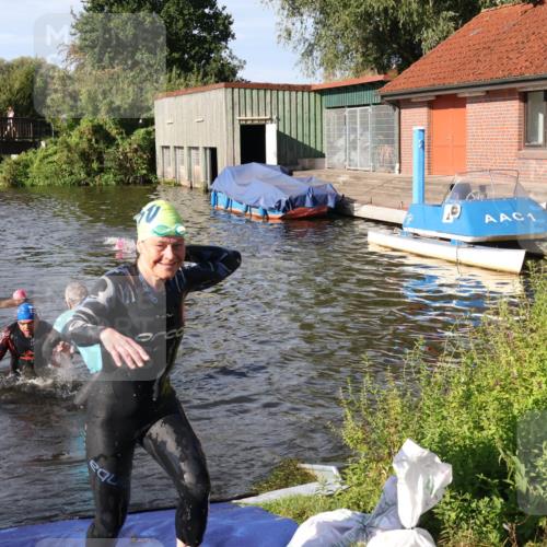 31.08.2025 - Elbe Triathlon Hamburg Luisa Fischer http://msf.ph/oto/8680871 31.08.2025 09:27:09 Schwimmen 687, 711, 922 meine-sportfotos.de