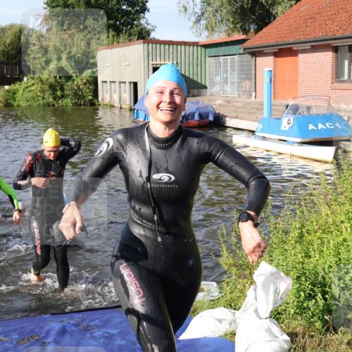 31.08.2025 - Elbe Triathlon Hamburg Luisa Fischer http://msf.ph/oto/8680954 31.08.2025 09:27:39 Schwimmen 698, 785, 795, 887, 895, 918 meine-sportfotos.de