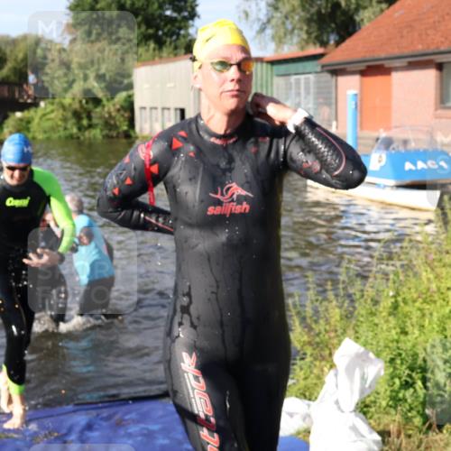 31.08.2025 - Elbe Triathlon Hamburg Luisa Fischer http://msf.ph/oto/8680968 31.08.2025 09:27:42 Schwimmen 698, 785, 795, 887, 895 meine-sportfotos.de