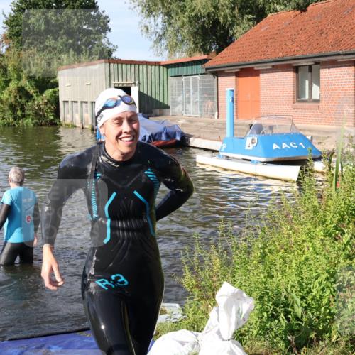 31.08.2025 - Elbe Triathlon Hamburg Luisa Fischer http://msf.ph/oto/8680987 31.08.2025 09:27:49 Schwimmen 785, 895 meine-sportfotos.de