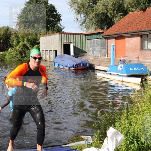 31.08.2025 - Elbe Triathlon Hamburg Luisa Fischer http://msf.ph/oto/8681008 31.08.2025 09:28:14 Schwimmen 673, 788, 815 meine-sportfotos.de