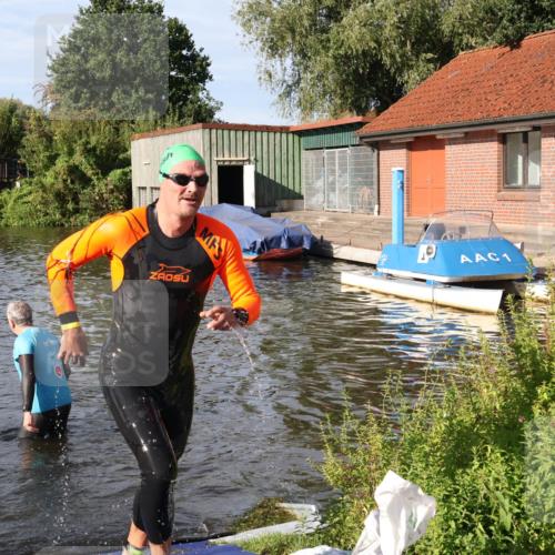 31.08.2025 - Elbe Triathlon Hamburg Luisa Fischer http://msf.ph/oto/8681009 31.08.2025 09:28:14 Schwimmen 673, 788, 815 meine-sportfotos.de
