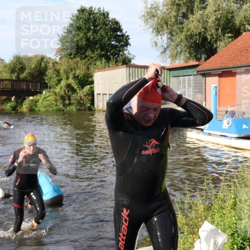 31.08.2025 - Elbe Triathlon Hamburg Luisa Fischer http://msf.ph/oto/8681042 31.08.2025 09:28:39 Schwimmen 692, 722, 771 meine-sportfotos.de