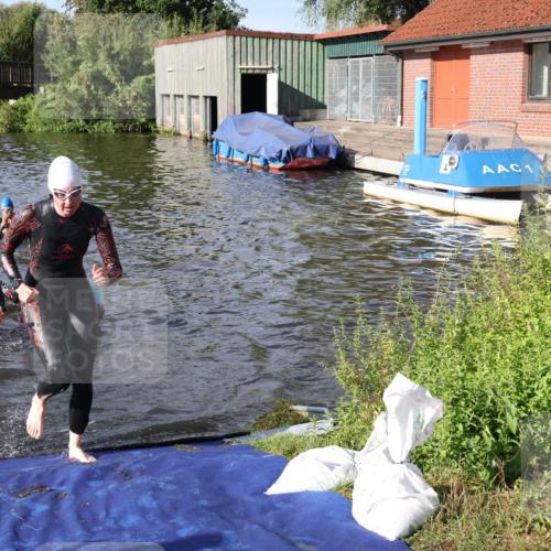 31.08.2025 - Elbe Triathlon Hamburg Luisa Fischer http://msf.ph/oto/8681089 31.08.2025 09:29:03 Schwimmen 732, 840, 851, 900 meine-sportfotos.de