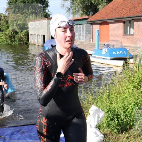 31.08.2025 - Elbe Triathlon Hamburg Luisa Fischer http://msf.ph/oto/8681097 31.08.2025 09:29:04 Schwimmen 732, 840, 851, 900 meine-sportfotos.de
