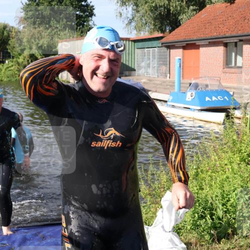 31.08.2025 - Elbe Triathlon Hamburg Luisa Fischer http://msf.ph/oto/8681125 31.08.2025 09:29:14 Schwimmen 732, 797, 835, 910 meine-sportfotos.de