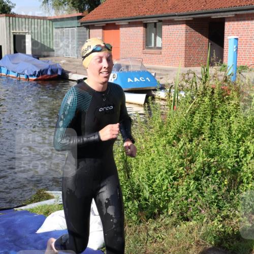 31.08.2025 - Elbe Triathlon Hamburg Luisa Fischer http://msf.ph/oto/8681149 31.08.2025 09:29:39 Schwimmen 805, 821, 853 meine-sportfotos.de