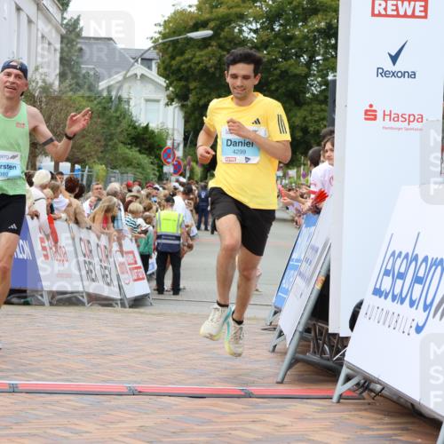31.08.2025 - 21. Blankeneser Heldenlauf Strokosch-Dieckow http://msf.ph/oto/8681166 31.08.2025 12:06:43 Ziel 4299, 4389, 4026 meine-sportfotos.de