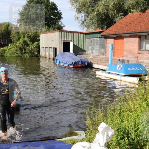 31.08.2025 - Elbe Triathlon Hamburg Luisa Fischer http://msf.ph/oto/8681167 31.08.2025 09:30:01 Schwimmen 665, 811, 888, 916 meine-sportfotos.de