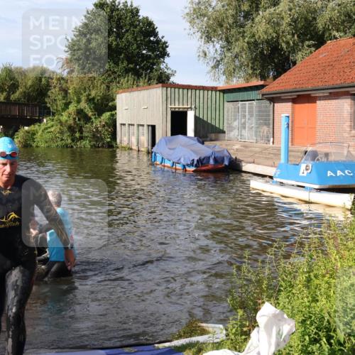 31.08.2025 - Elbe Triathlon Hamburg Luisa Fischer http://msf.ph/oto/8681176 31.08.2025 09:30:02 Schwimmen 665, 811, 888, 916 meine-sportfotos.de