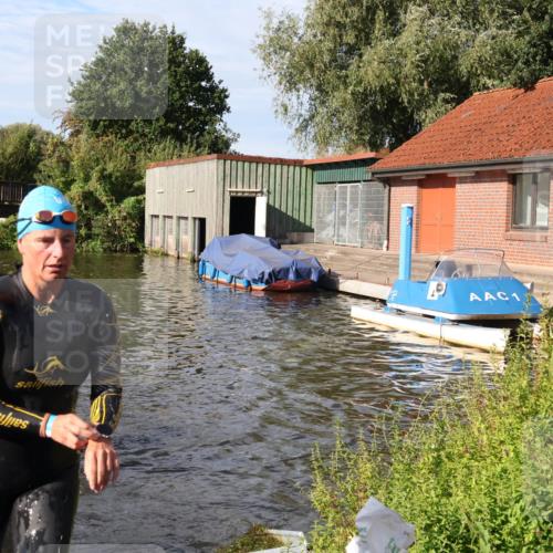 31.08.2025 - Elbe Triathlon Hamburg Luisa Fischer http://msf.ph/oto/8681180 31.08.2025 09:30:03 Schwimmen 665, 811, 888, 916 meine-sportfotos.de