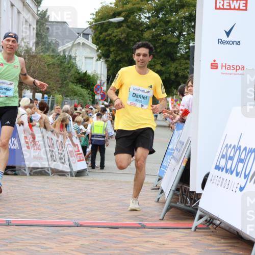 31.08.2025 - 21. Blankeneser Heldenlauf Strokosch-Dieckow http://msf.ph/oto/8681181 31.08.2025 12:06:43 Ziel 4299, 4389, 4026 meine-sportfotos.de