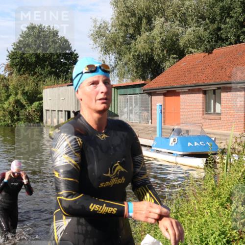 31.08.2025 - Elbe Triathlon Hamburg Luisa Fischer http://msf.ph/oto/8681184 31.08.2025 09:30:04 Schwimmen 665, 811, 888, 916 meine-sportfotos.de