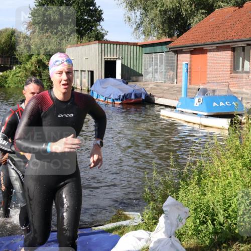 31.08.2025 - Elbe Triathlon Hamburg Luisa Fischer http://msf.ph/oto/8681193 31.08.2025 09:30:07 Schwimmen 665, 760, 811, 888, 916 meine-sportfotos.de