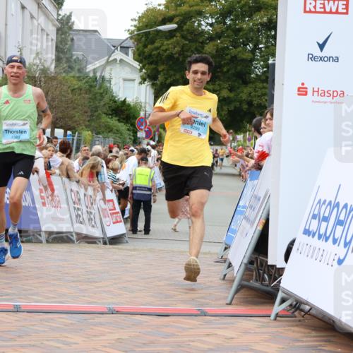 31.08.2025 - 21. Blankeneser Heldenlauf Strokosch-Dieckow http://msf.ph/oto/8681195 31.08.2025 12:06:43 Ziel 4299, 4389, 4026 meine-sportfotos.de