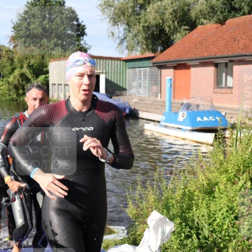 31.08.2025 - Elbe Triathlon Hamburg Luisa Fischer http://msf.ph/oto/8681196 31.08.2025 09:30:08 Schwimmen 665, 760, 811, 888 meine-sportfotos.de
