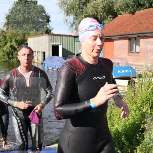 31.08.2025 - Elbe Triathlon Hamburg Luisa Fischer http://msf.ph/oto/8681197 31.08.2025 09:30:08 Schwimmen 665, 760, 811, 888 meine-sportfotos.de