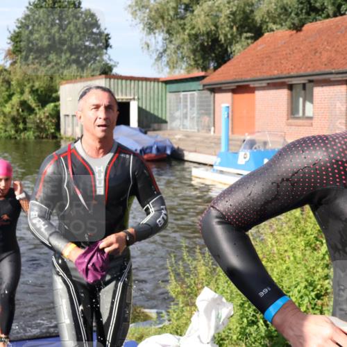 31.08.2025 - Elbe Triathlon Hamburg Luisa Fischer http://msf.ph/oto/8681198 31.08.2025 09:30:08 Schwimmen 665, 760, 811, 888 meine-sportfotos.de