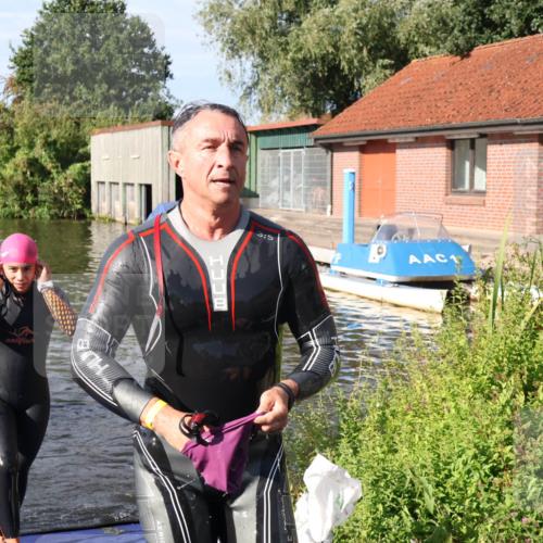 31.08.2025 - Elbe Triathlon Hamburg Luisa Fischer http://msf.ph/oto/8681200 31.08.2025 09:30:09 Schwimmen 665, 760, 811, 888 meine-sportfotos.de