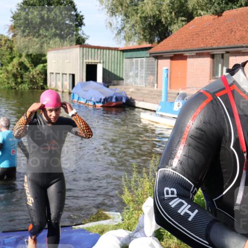 31.08.2025 - Elbe Triathlon Hamburg Luisa Fischer http://msf.ph/oto/8681203 31.08.2025 09:30:09 Schwimmen 665, 760, 811, 888 meine-sportfotos.de