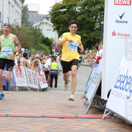 31.08.2025 - 21. Blankeneser Heldenlauf Strokosch-Dieckow http://msf.ph/oto/8681204 31.08.2025 12:06:43 Ziel 4299, 4389, 4026 meine-sportfotos.de