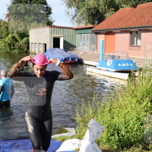 31.08.2025 - Elbe Triathlon Hamburg Luisa Fischer http://msf.ph/oto/8681205 31.08.2025 09:30:10 Schwimmen 665, 760, 811, 888 meine-sportfotos.de
