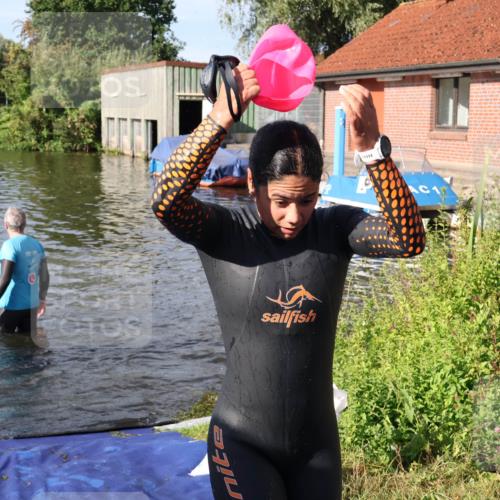 31.08.2025 - Elbe Triathlon Hamburg Luisa Fischer http://msf.ph/oto/8681208 31.08.2025 09:30:10 Schwimmen 665, 760, 811, 888 meine-sportfotos.de