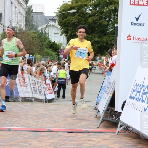 31.08.2025 - 21. Blankeneser Heldenlauf Strokosch-Dieckow http://msf.ph/oto/8681211 31.08.2025 12:06:43 Ziel 4299, 4389, 4026 meine-sportfotos.de