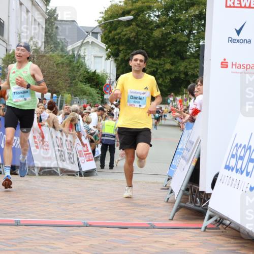 31.08.2025 - 21. Blankeneser Heldenlauf Strokosch-Dieckow http://msf.ph/oto/8681219 31.08.2025 12:06:43 Ziel 4299, 4389, 4026 meine-sportfotos.de