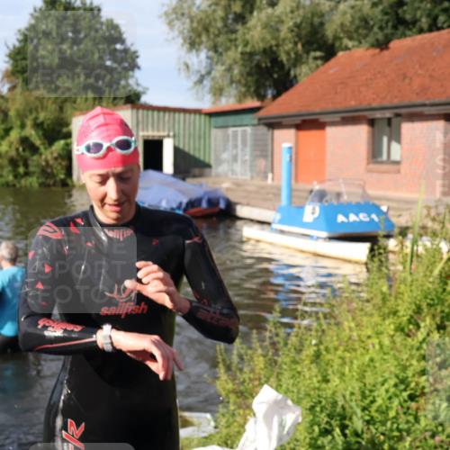 31.08.2025 - Elbe Triathlon Hamburg Luisa Fischer http://msf.ph/oto/8681240 31.08.2025 09:30:44 Schwimmen 884 meine-sportfotos.de