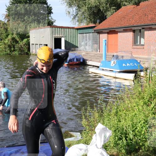 31.08.2025 - Elbe Triathlon Hamburg Luisa Fischer http://msf.ph/oto/8681244 31.08.2025 09:30:59 Schwimmen 813, 823 meine-sportfotos.de