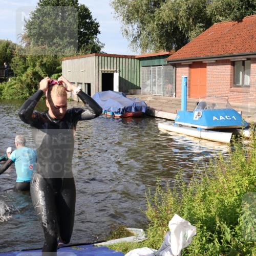 31.08.2025 - Elbe Triathlon Hamburg Luisa Fischer http://msf.ph/oto/8681269 31.08.2025 09:31:12 Schwimmen 829, 837, 893 meine-sportfotos.de