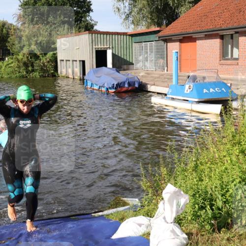 31.08.2025 - Elbe Triathlon Hamburg Luisa Fischer http://msf.ph/oto/8681277 31.08.2025 09:31:14 Schwimmen 829, 833, 837, 893, 919 meine-sportfotos.de