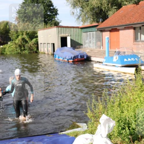 31.08.2025 - Elbe Triathlon Hamburg Luisa Fischer http://msf.ph/oto/8681307 31.08.2025 09:31:20 Schwimmen 833, 837, 919, 929, 930 meine-sportfotos.de