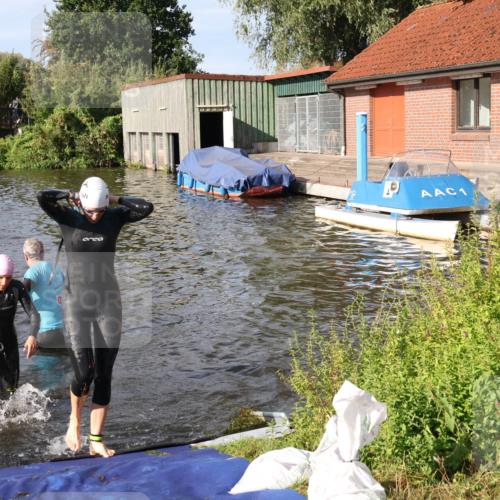 31.08.2025 - Elbe Triathlon Hamburg Luisa Fischer http://msf.ph/oto/8681316 31.08.2025 09:31:22 Schwimmen 833, 837, 882, 908, 919, 929, 930 meine-sportfotos.de