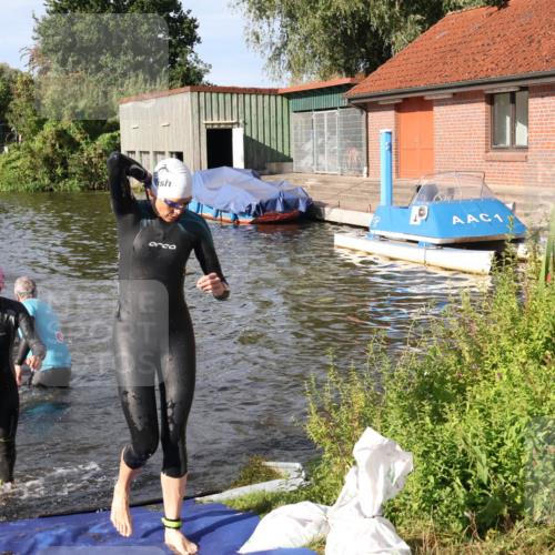 31.08.2025 - Elbe Triathlon Hamburg Luisa Fischer http://msf.ph/oto/8681320 31.08.2025 09:31:23 Schwimmen 833, 837, 882, 908, 919, 929, 930 meine-sportfotos.de