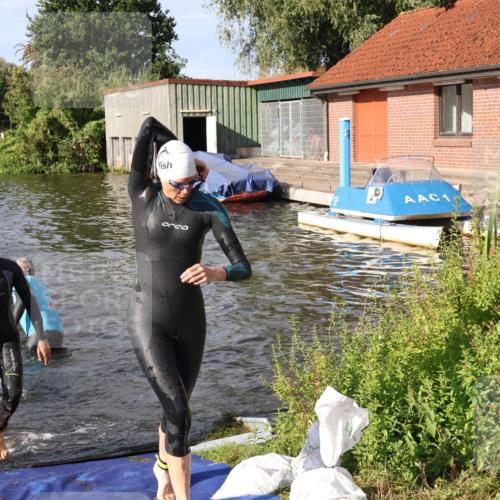 31.08.2025 - Elbe Triathlon Hamburg Luisa Fischer http://msf.ph/oto/8681322 31.08.2025 09:31:23 Schwimmen 833, 837, 882, 908, 919, 929, 930 meine-sportfotos.de