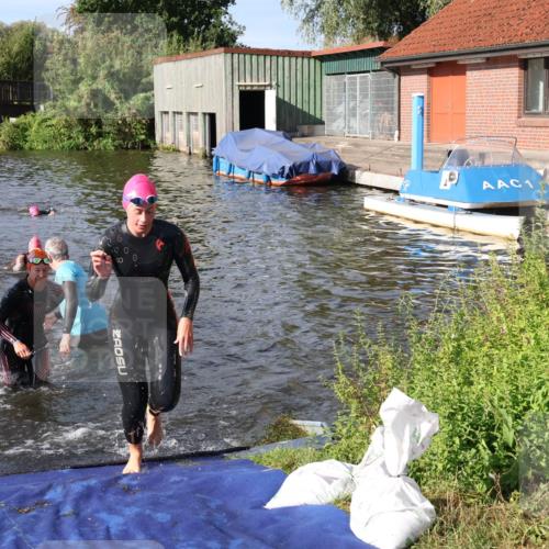 31.08.2025 - Elbe Triathlon Hamburg Luisa Fischer http://msf.ph/oto/8681340 31.08.2025 09:31:28 Schwimmen 833, 845, 864, 882, 908, 919, 929, 930 meine-sportfotos.de