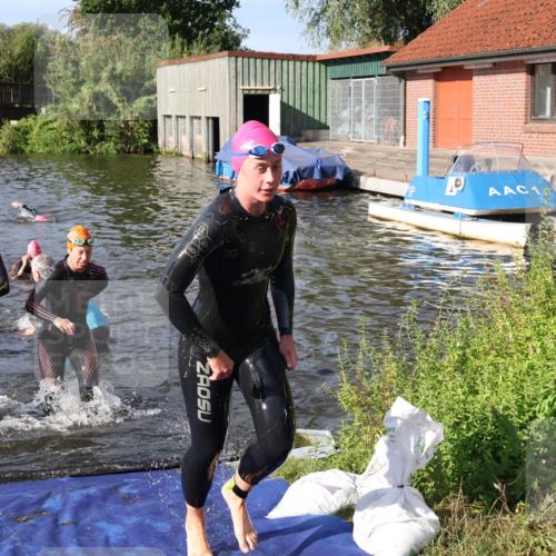 31.08.2025 - Elbe Triathlon Hamburg Luisa Fischer http://msf.ph/oto/8681343 31.08.2025 09:31:29 Schwimmen 845, 864, 882, 908, 929, 930 meine-sportfotos.de