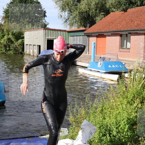 31.08.2025 - Elbe Triathlon Hamburg Luisa Fischer http://msf.ph/oto/8681377 31.08.2025 09:31:40 Schwimmen 800, 869, 905 meine-sportfotos.de