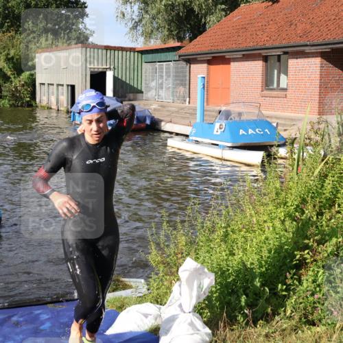 31.08.2025 - Elbe Triathlon Hamburg Luisa Fischer http://msf.ph/oto/8681384 31.08.2025 09:31:52 Schwimmen 787, 800, 866, 876, 913 meine-sportfotos.de