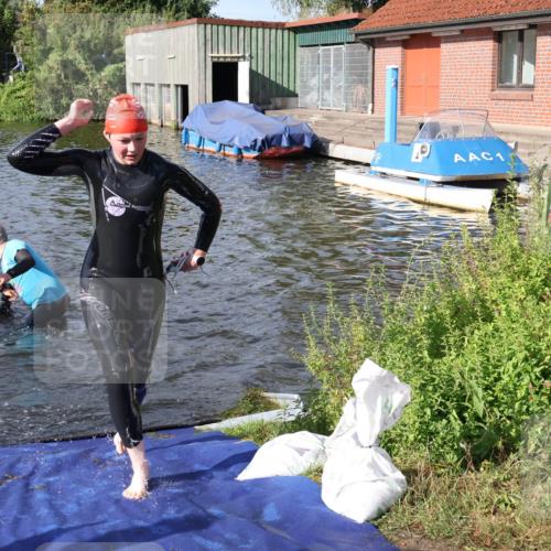 31.08.2025 - Elbe Triathlon Hamburg Luisa Fischer http://msf.ph/oto/8681403 31.08.2025 09:32:09 Schwimmen 779, 804, 825, 826, 911 meine-sportfotos.de