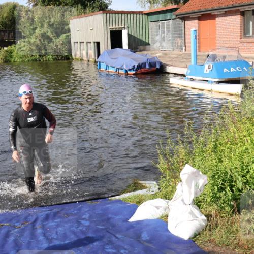 31.08.2025 - Elbe Triathlon Hamburg Luisa Fischer http://msf.ph/oto/8681444 31.08.2025 09:32:23 Schwimmen 803, 808, 826 meine-sportfotos.de