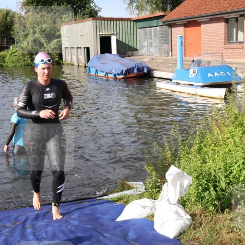 31.08.2025 - Elbe Triathlon Hamburg Luisa Fischer http://msf.ph/oto/8681450 31.08.2025 09:32:24 Schwimmen 803, 808 meine-sportfotos.de