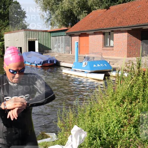 31.08.2025 - Elbe Triathlon Hamburg Luisa Fischer http://msf.ph/oto/8681465 31.08.2025 09:32:42 Schwimmen 896, 909 meine-sportfotos.de