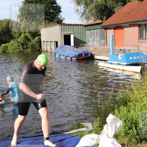 31.08.2025 - Elbe Triathlon Hamburg Luisa Fischer http://msf.ph/oto/8681482 31.08.2025 09:33:13 Schwimmen 594, 749, 792 meine-sportfotos.de