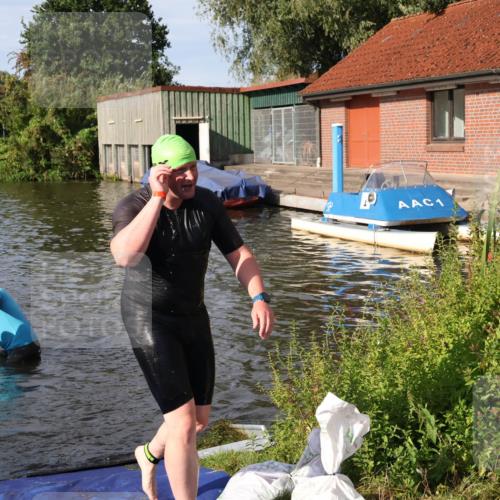 31.08.2025 - Elbe Triathlon Hamburg Luisa Fischer http://msf.ph/oto/8681486 31.08.2025 09:33:14 Schwimmen 594, 749, 792 meine-sportfotos.de