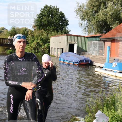 31.08.2025 - Elbe Triathlon Hamburg Luisa Fischer http://msf.ph/oto/8681643 31.08.2025 09:34:24 Schwimmen 777, 820, 901, 920 meine-sportfotos.de